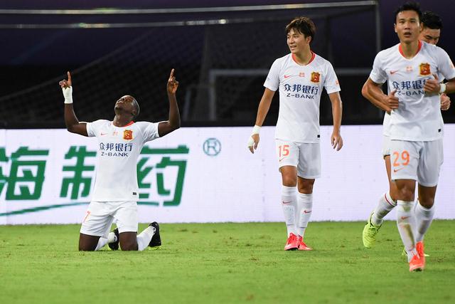 中国篮协官方:周琦加盟广东队 赵睿加盟新疆队